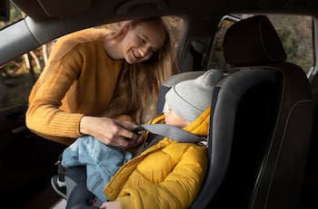 Alzadores y sillas para auto: ¿Cuál corresponde según la edad?