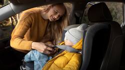 Alzadores y sillas para auto: ¿Cuál corresponde según la edad?