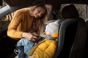 Alzadores y sillas para auto: ¿Cuál corresponde según la edad?