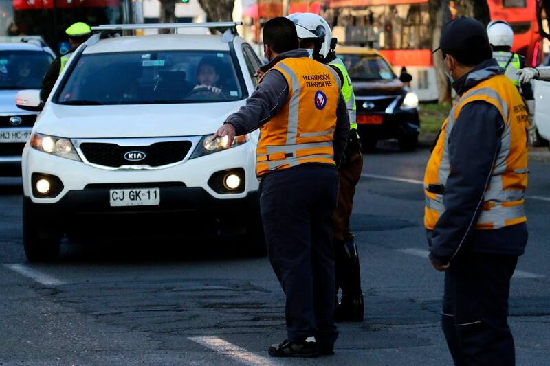 Si son sorprendidos por Carabineros u otra autoridad pueden arriesgar esta multa y la suspensión de la licencia de conducir.