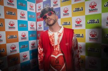 Más de tres horas de maquillaje y una calva falsa: Así fue la caracterización de Stefan Kramer como Bad Bunny