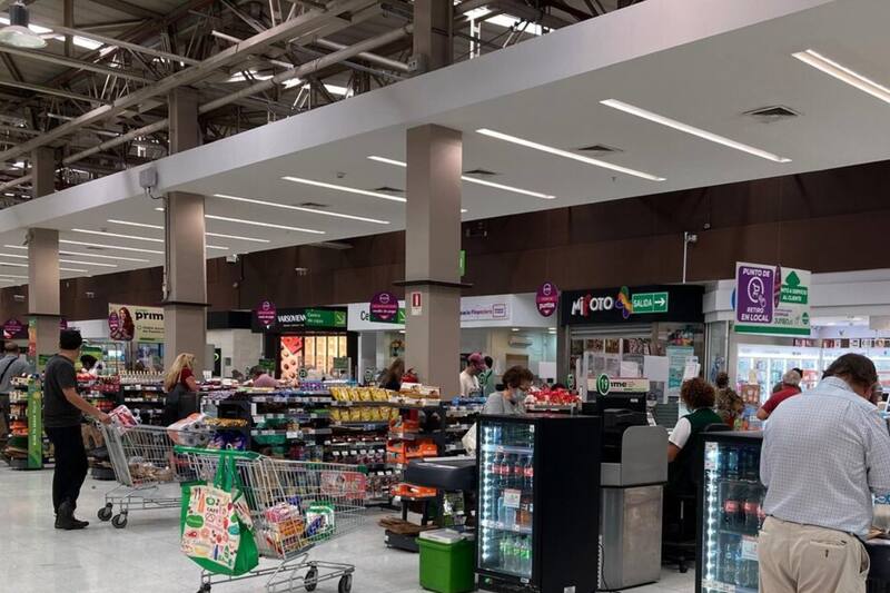 Si bien no funcionarán todos los locales, habrán varios supermercados abiertos durante el plebiscito constitucional de este domingo.