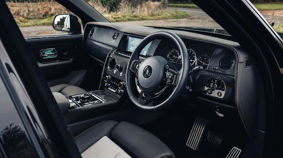 El coche tiene detalles de madera y metal pulido.