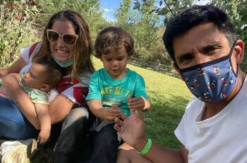 “Operativos desde las 7 AM”: Juan Pablo Queraltó compartió un tierno video mostrando la emoción de sus hijos por Halloween