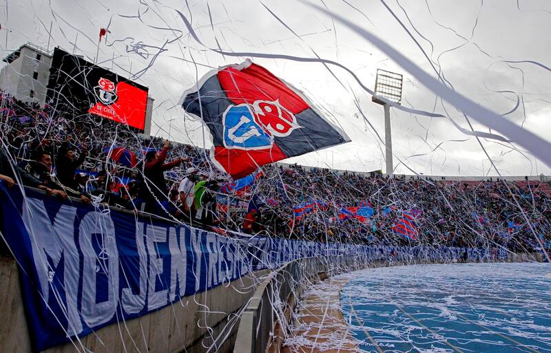 Autoridades suspendieron el partido entre la U y Cobresal.