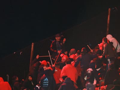 Denuncian complicidad de la dirigencia de Independiente en agresión a hinchas de la U en Avellaneda