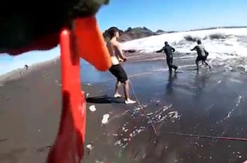 VIDEO | Registran video en primera persona de rescate a surfista arrastrado por el mar