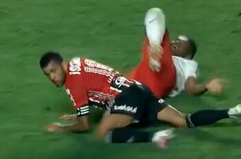 La dura entrada de Dani Alves que generó la furia de sus rivales