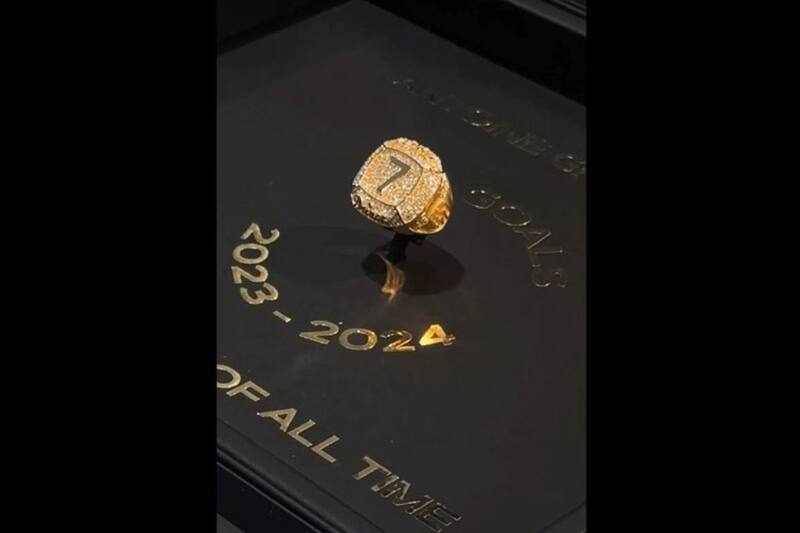 recibió un anillo de parte de su compañero Memphis Depay.