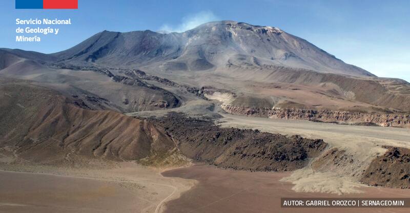 Volcán Láscar mantiene su alerta naranja