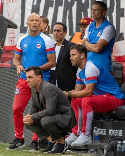 Lanaro se unió al cuerpo técnico de Pablo Guede en Argentinos Juniors. Hoy es su ayudante en el Puebla de México.