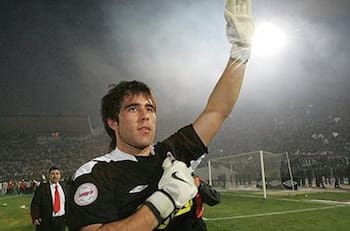 El día en que el cumpleañero Claudio Bravo le atajó el penal a Mayer Candelo