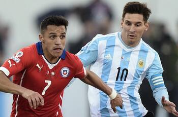 Alexis Sánchez entre los diez jugadores que más se "parecen" a Messi según las estadísticas