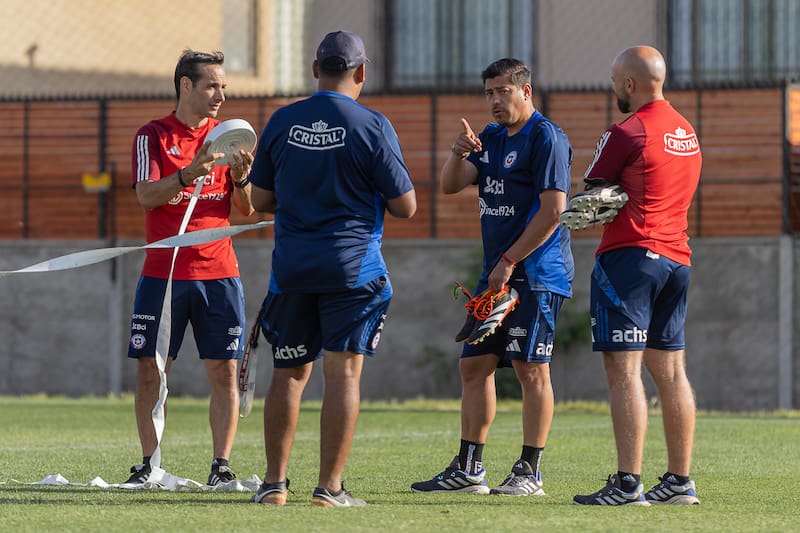 "Es cierto que lo que más ‘vende’ es la Sub 20, pero para nosotros lo más importante es el proceso de los más chicos, de la Sub 15", recalca Córdova, en la foto, con parte de su staff en las canchas de Quilín.