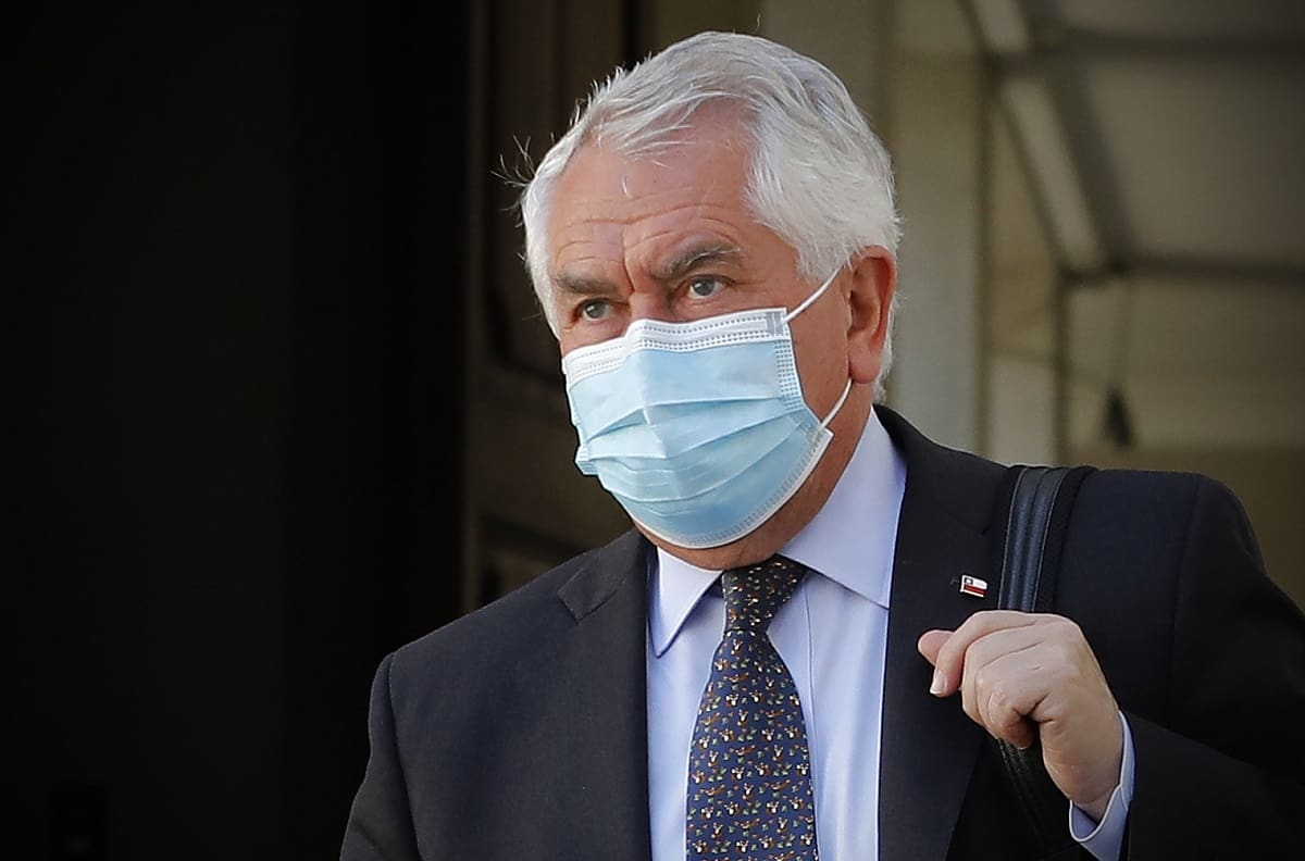 Menos permisos y viajes: Ministro Paris adelanta medidas ante crisis sanitaria en Chile