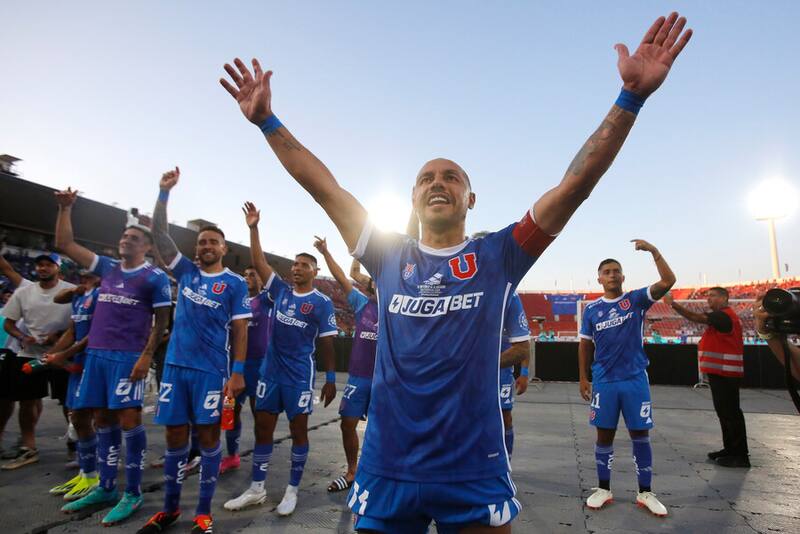 Marcelo Díaz celebrando con la U. Foto: Aton