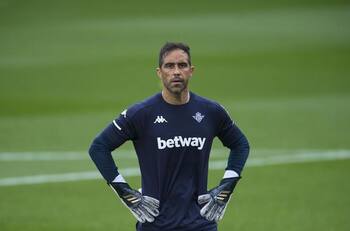 Cambio de estatus: En España adelantan rol secundario para Claudio Bravo en el Real Betis