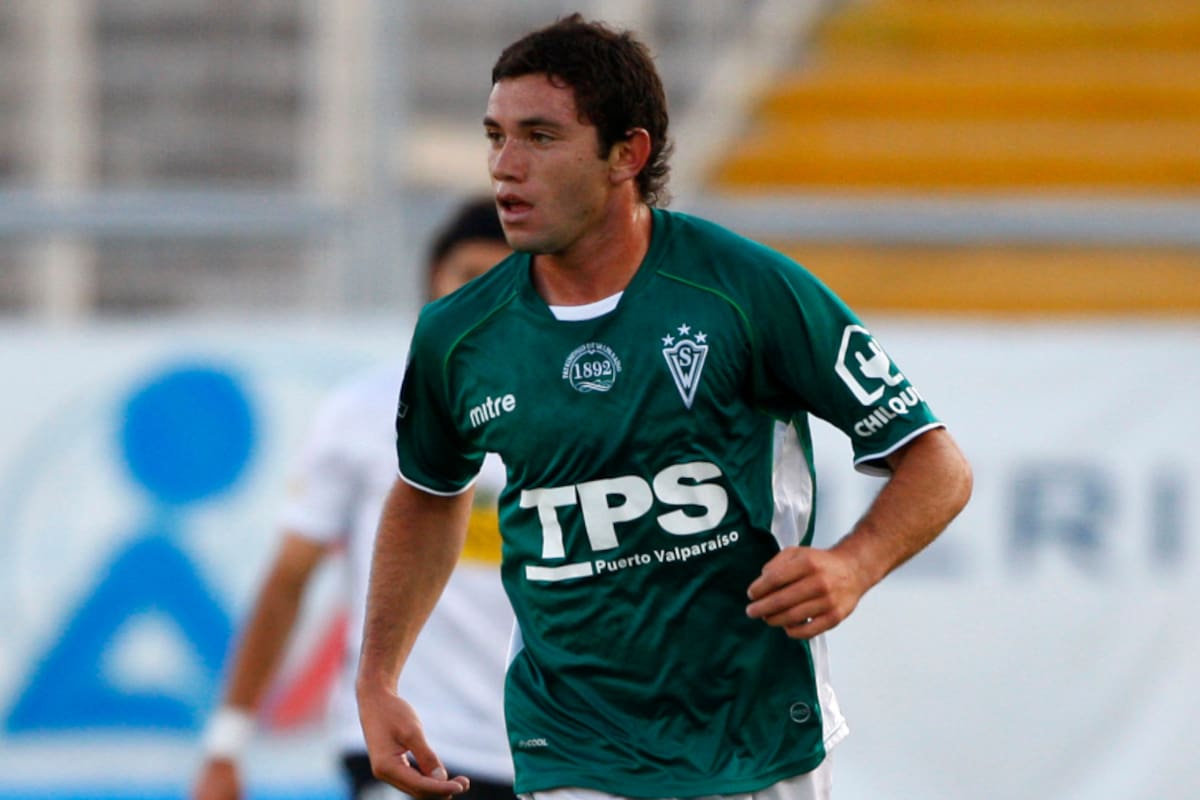 FUTBOL, COLO COLO VS SANTIAGO WANDERERS
TERCERA FECHA, CAMPEONATO APERTURA 2010
EUGENIO MENA, JUGADOR DE SANTIAGO WANDERERS, CONTROLA EL BALON.
04/02/2010
SANTIAGO, CHILE
ANDRES PINA/ PHOTOSPORT
SOCCER, COLO COLO VS SANTIAGO WANDERERS
THIRD ROUND, APERTURE CHAMPIONSHIP 2010
EUGENIO MENA, PLAYER OF SANTIAGO WANDERERS, CONTROLS THE BALL DURING HIS FIRST DIVISION SOCCER MATCH AT MONUMENTAL STADIUM IN SANTIAGO, CHILE.
04/02/2010
ANDRES PINA/ PHOTOSPORT