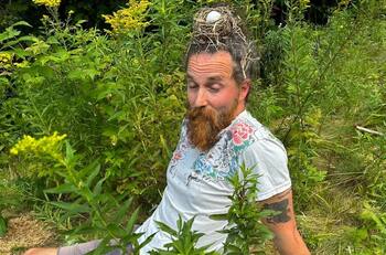 Quién es Cristóbal Tapia de Veer, músico chileno que renunció a la exitosa serie The White Lotus