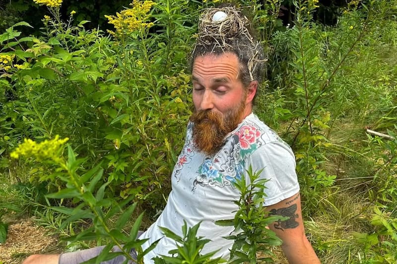 es compositor y está radicado en Canadá.