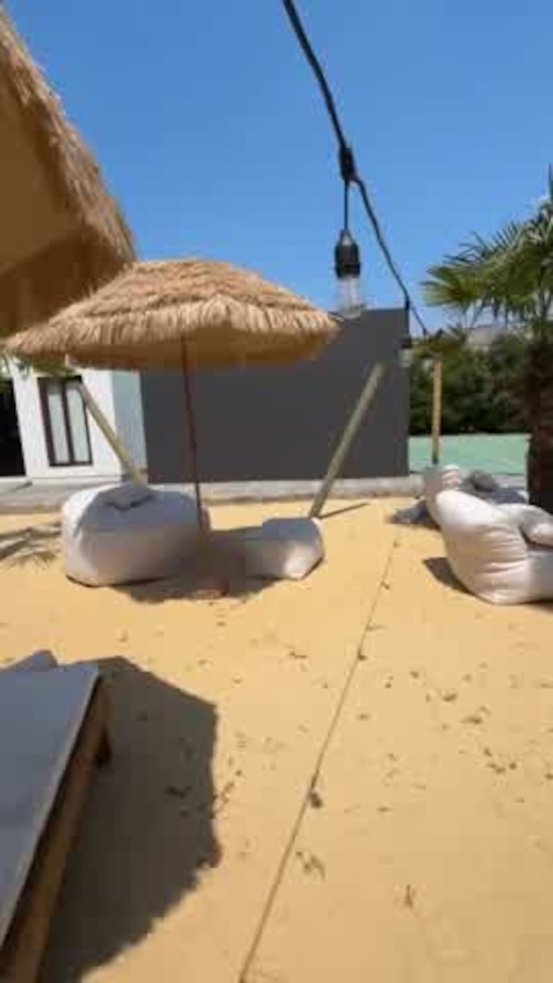 Coté López hizo una playa en su casa