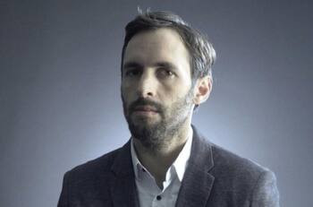 Daniel Matamala se vacunó como voluntario del ensayo clínico para la vacuna de Oxford y AstraZeneca