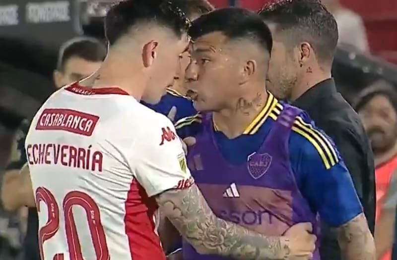 Gary Medel discutiendo con Rodrigo Echeverría en el último partido de Boca ante Huracán