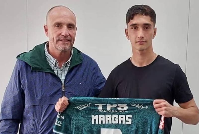El día en que Luis Miguel Margas firmó su contrato con Santiago Wanderers. "Es diestro, buen juego aéreo, es agresivo, tiene harto potencial", dice Javier, el padre.