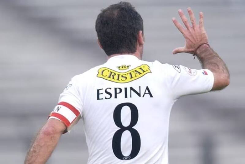 "Cuando me fui de Argentina estaba en un momento altísimo de mi carrera, pero en Colo Colo pasé a jugar en otros puestos, empecé a correr más", recuerda.