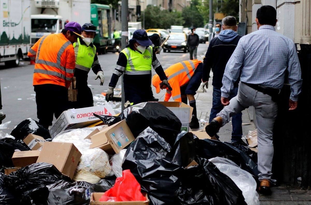 Paro de recolectores de basura en Santiago Centro provoca acumulación de desechos en las calles