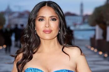 FOTOS: Salma Hayek deslumbró con un atrevido vestido de encaje