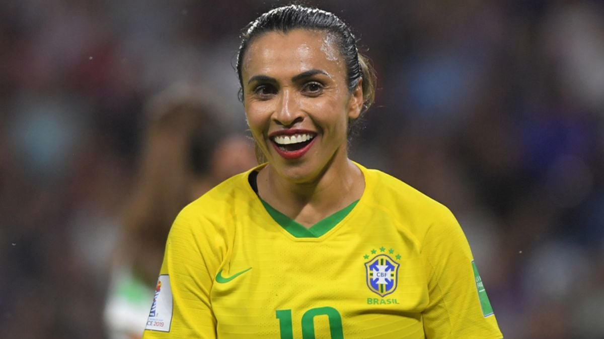 Primer plano de la futbolista Marta Vieira da Silva, con la camiseta de Brasil.