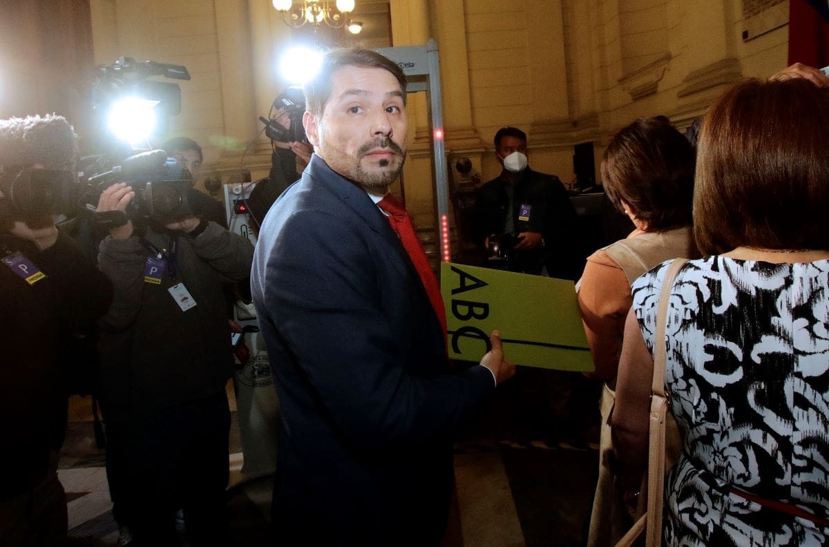 VIDEO | Así llegó Pancho Malo al Congreso Nacional para participar en mesa constituyente paralela