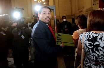VIDEO | Así llegó Pancho Malo al Congreso Nacional para participar en mesa constituyente paralela