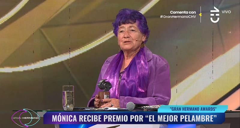 Mónica Ramos y su premio.