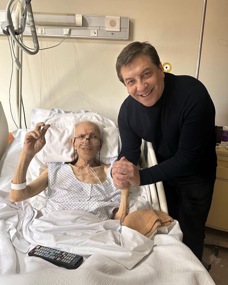 Julio César Rodríguez junto a su papá en la clínica