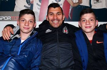 Se viene el Clásico de los "Pitbull": Hijos de Gary Medel empiezan sus carreras futbolísticas en Colo Colo y la UC