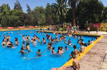 Conoce estas 5 piscinas municipales gratuitas en Santiago