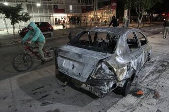 Encuentran cadáver quemado escondido en la maletera de un automóvil incendiado en Lo Espejo