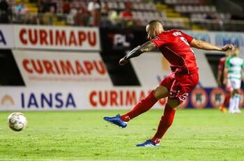 Llegó como goleador letal al fútbol chileno y duró apenas un semestre: le rescindieron contrato
