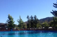A solo una hora de Santiago: Este gran parque con piscinas y quinchos es ideal para visitar en verano 2026