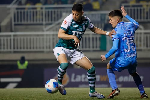 El jugador enfrentando a Santiago Wanderers con la camiseta de San Marcos. Foto: Agencia Aton.
