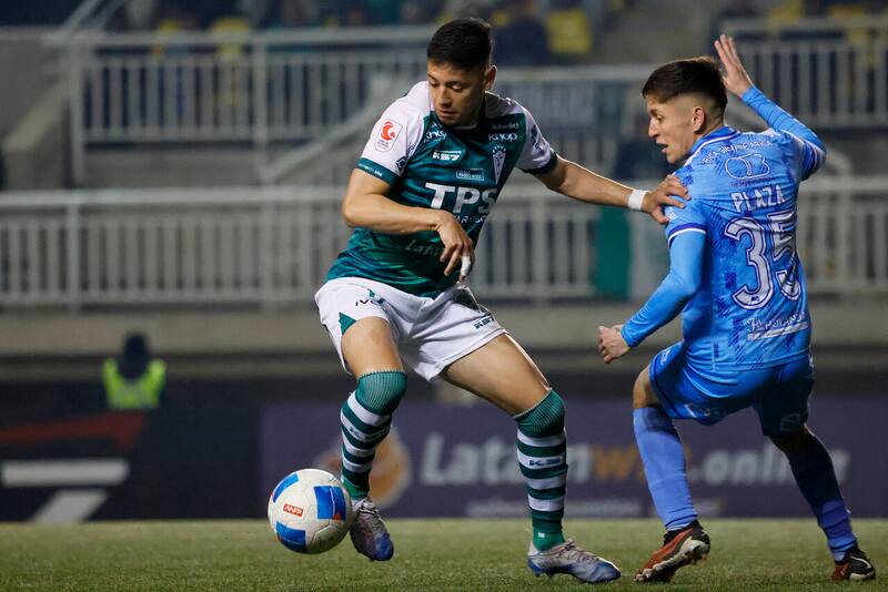 El jugador enfrentando a Santiago Wanderers con la camiseta de San Marcos. Foto: Agencia Aton.