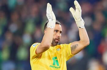 Ídolo del Betis tendría un plan para inscribir a Claudio Bravo y otros compañeros en el Betis de Manuel Pellegrini