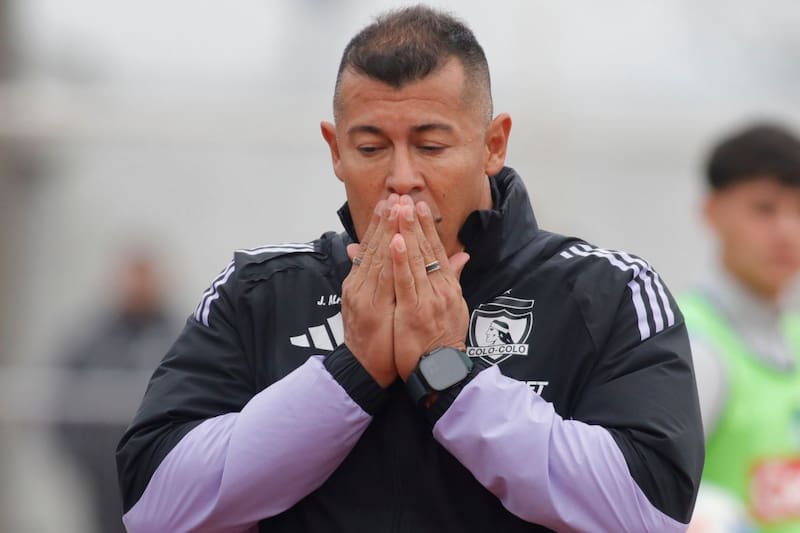 dirigiendo a Colo Colo. Foto: Aton.