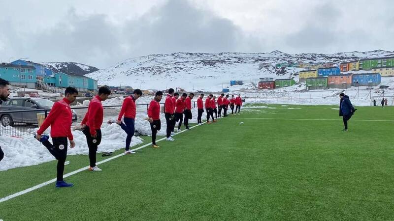 La selección entrenando con el paisaje nevado de fondo.
