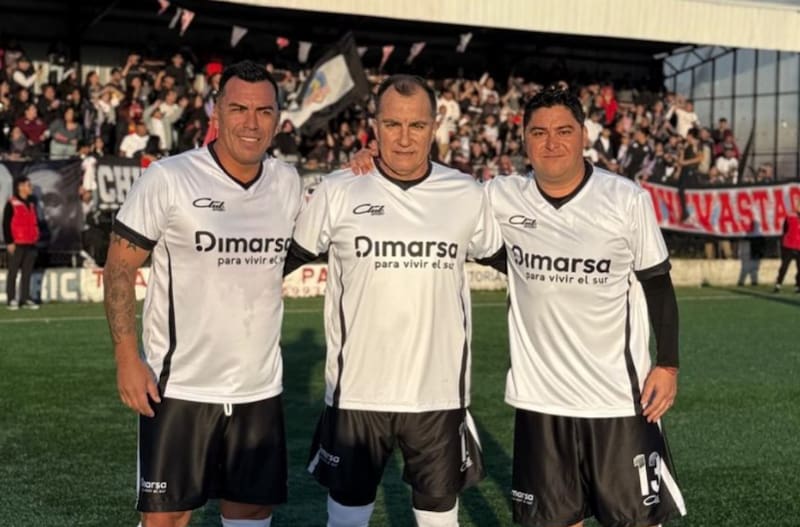 (al centro), arremetió contra los jugadores de Colo Colo.