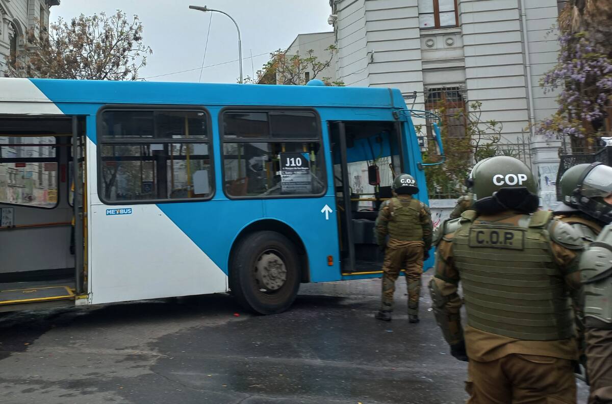 VIDEO | Estudiantes queman bus del Transantiago en medio de manifestaciones en Santiago Centro