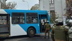VIDEO | Estudiantes queman bus del Transantiago en medio de manifestaciones en Santiago Centro
