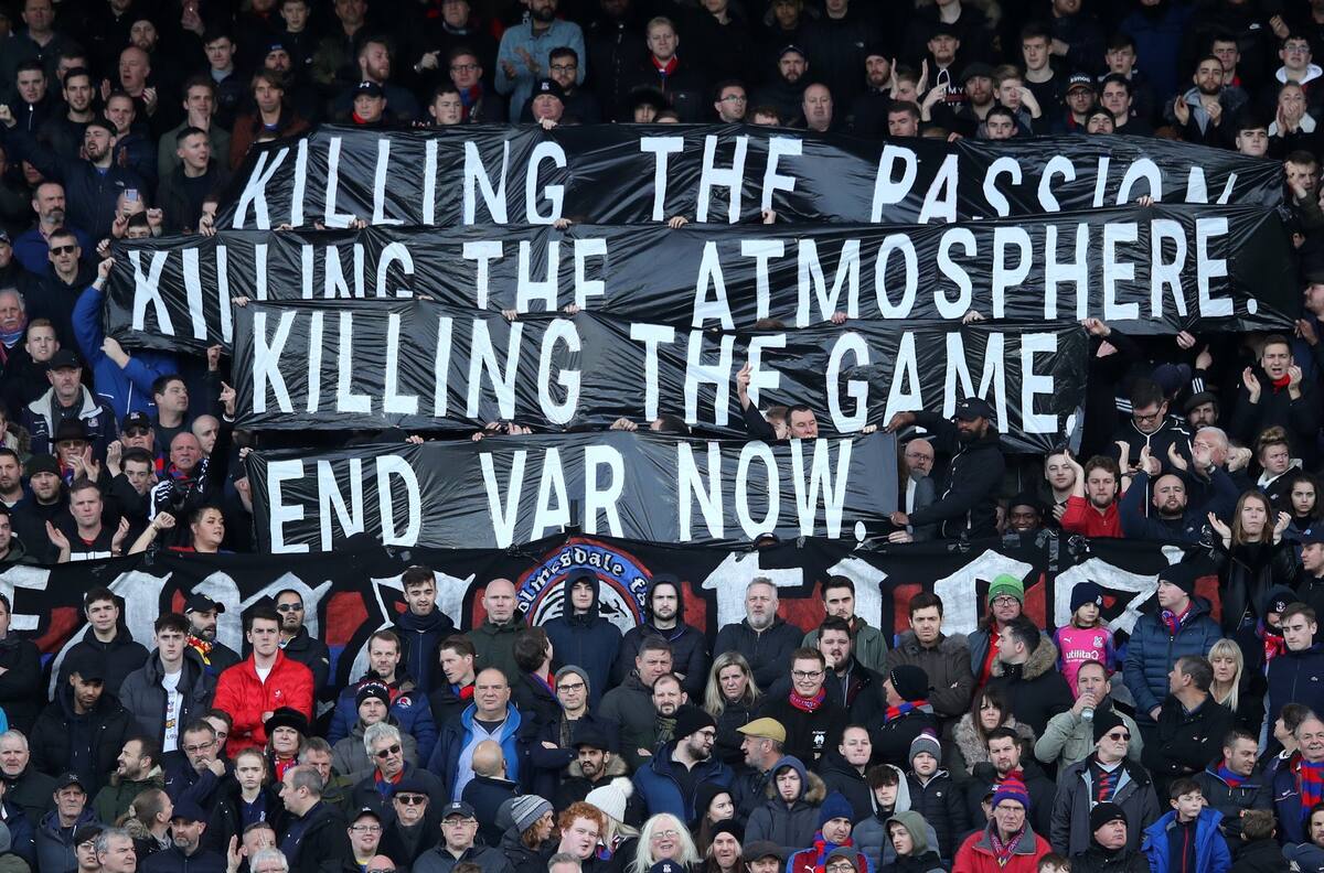Hinchas del Crystal Palace iniciaron protesta contra el VAR en duelo ante Arsenal